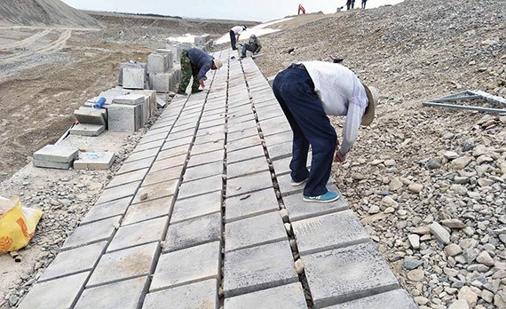 bevictor伟德官网节水承建阿克塞抗旱应急调蓄水库工程PPP项目建设有序推进 - bevictor伟德官网新闻 - 新闻中心 - nbsp,阿克,应急,水库,工程,调蓄,抗旱,库底,铺设